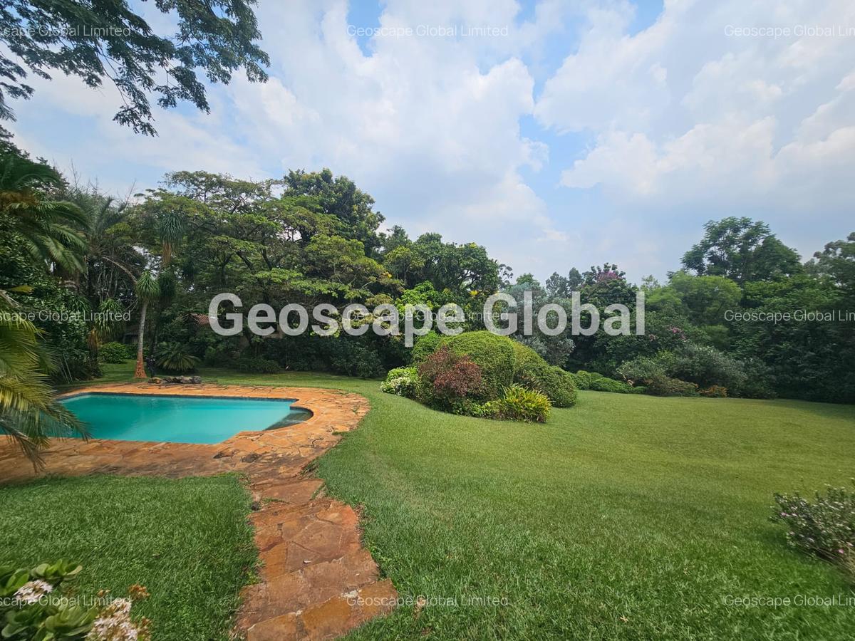 5 Bed House with En Suite in Ridgeways - 1