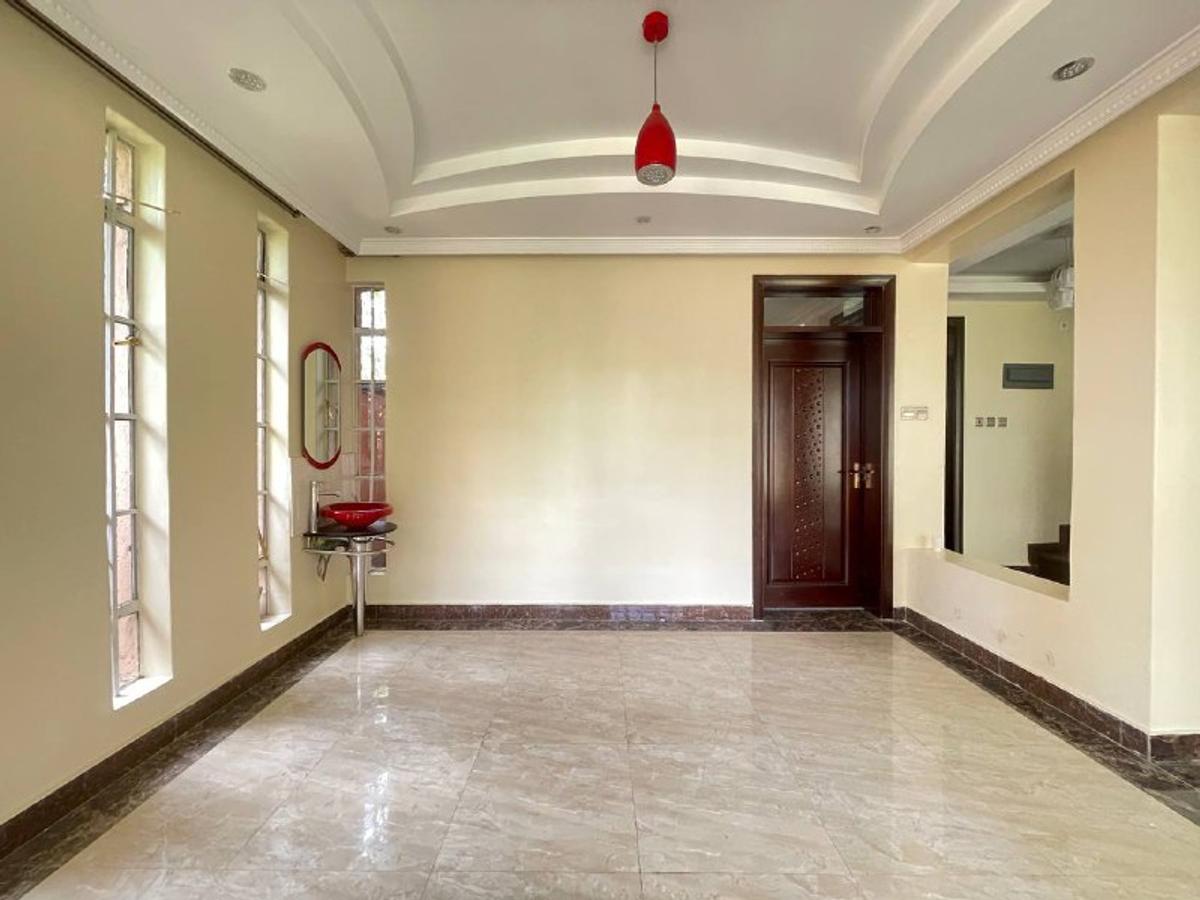 5 Bed Townhouse with En Suite in Lavington - 7