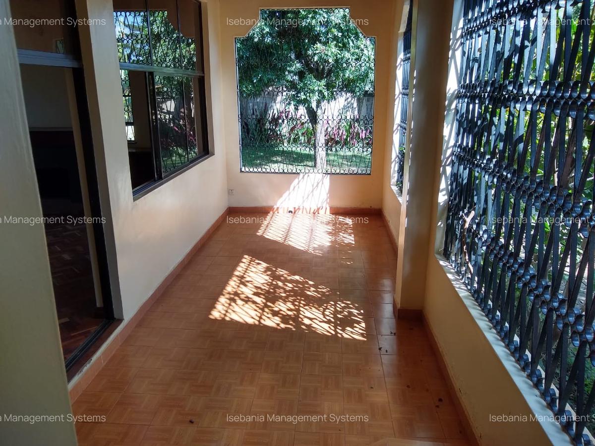 4 Bed House with En Suite at - 19