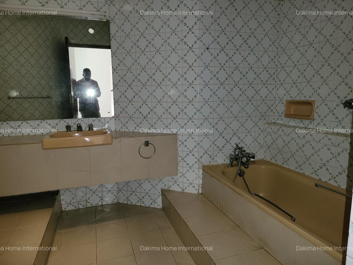 4 Bed Townhouse with En Suite in Rhapta Road - 14