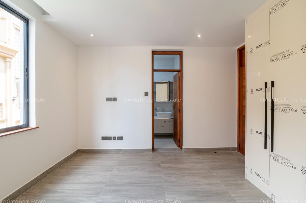 5 Bed Townhouse with En Suite at Lavington - 15