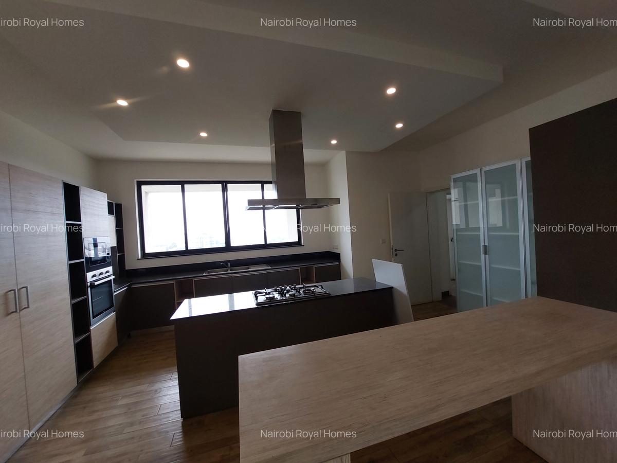 4 Bed Apartment with En Suite at Riverside Drive - 10