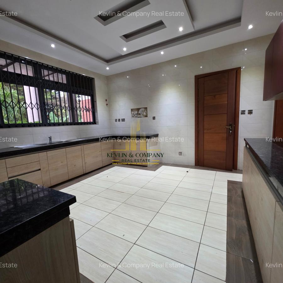 7 Bed Villa with En Suite in Nyari - 5