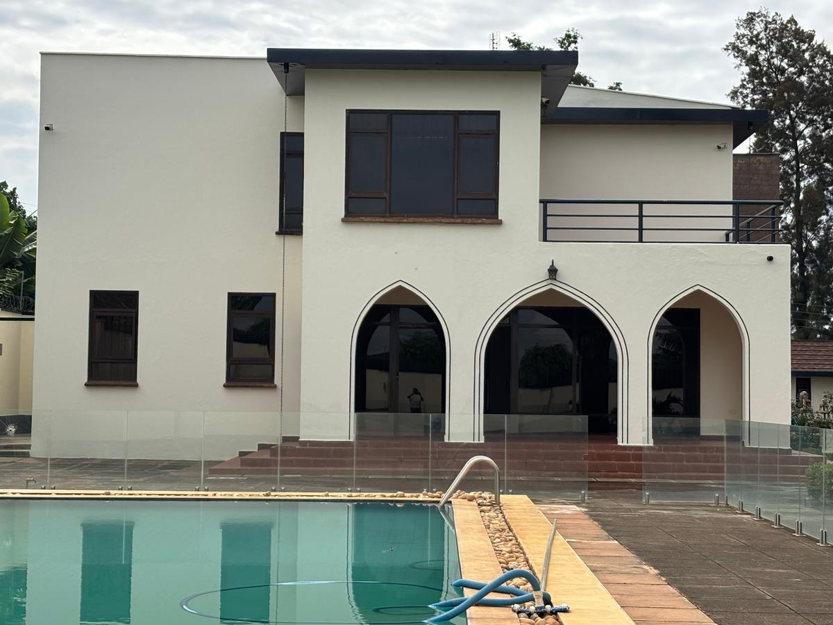 5 Bed House with En Suite in Runda - 1