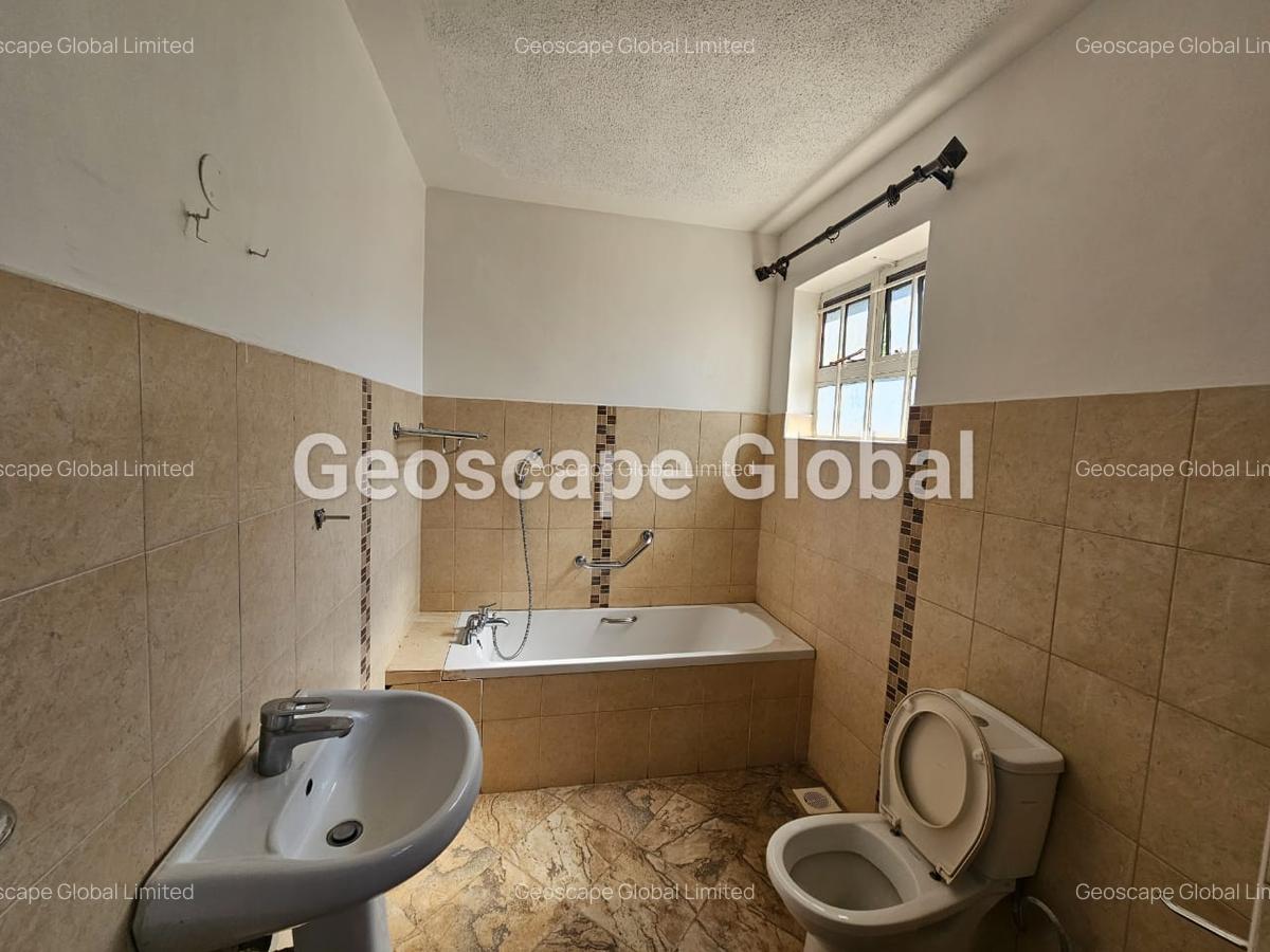 5 Bed House with En Suite in Runda - 12