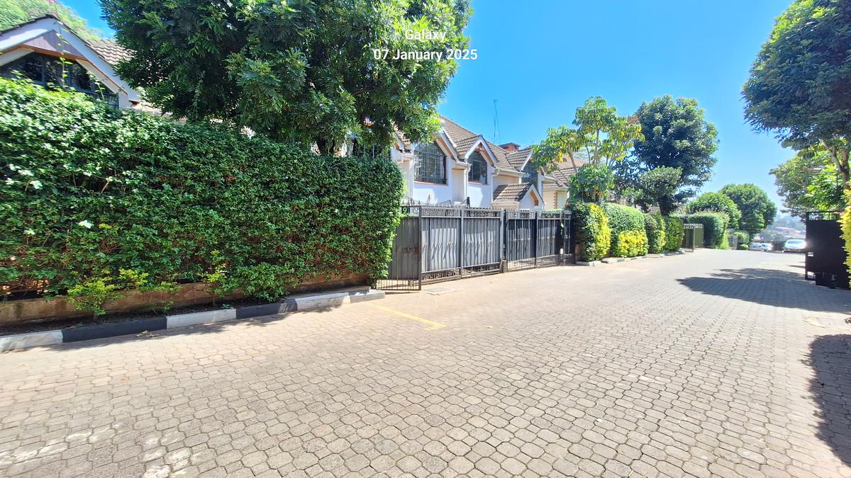 4 Bed Townhouse with En Suite at Lavington. - 1