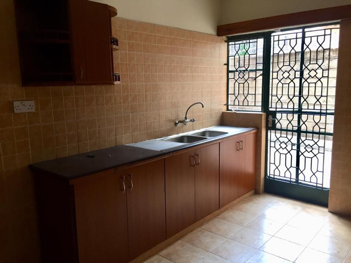 5 Bed House with En Suite in Lavington - 7