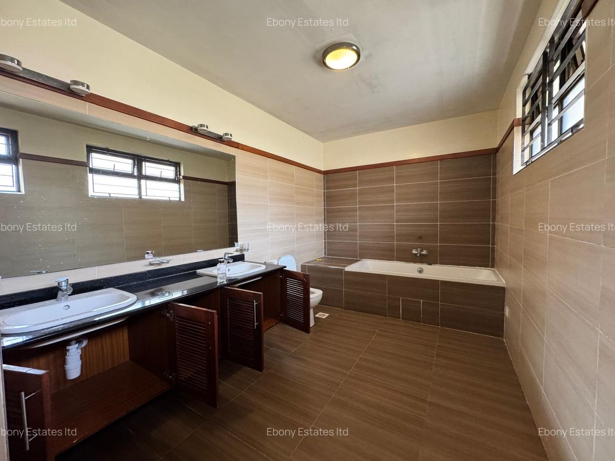 5 Bed Townhouse with En Suite in Lavington - 2