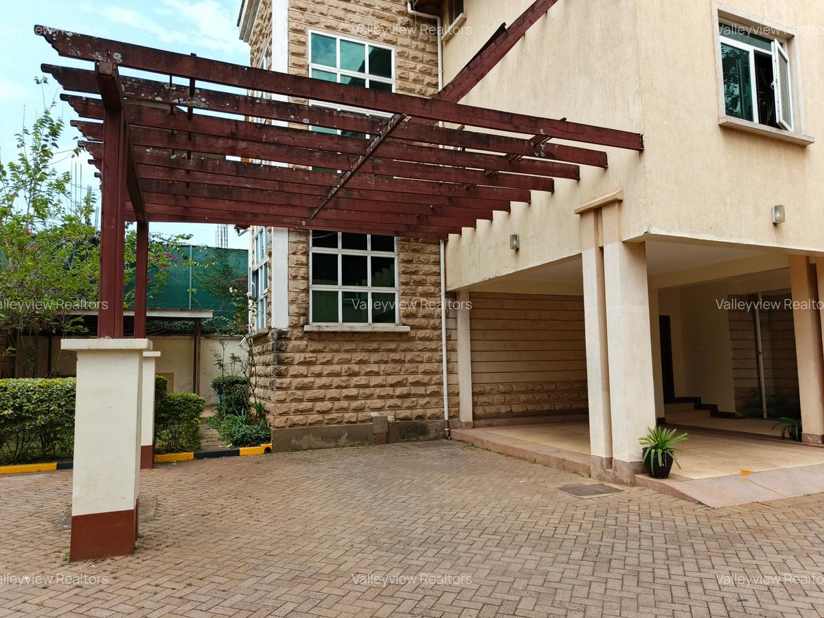 5 Bed Townhouse with En Suite at Lavington - 17