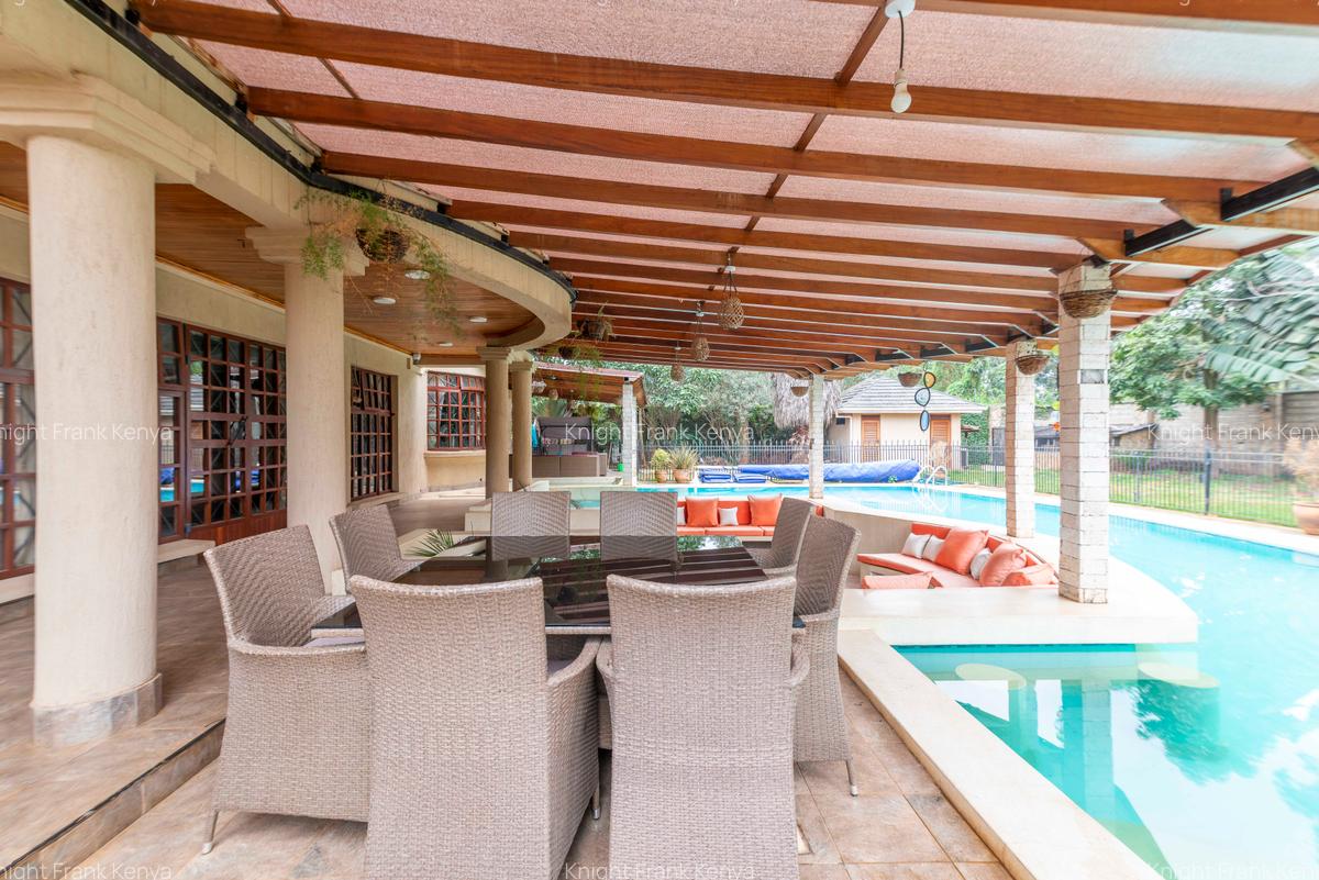 5 Bed House with En Suite in Ridgeways - 2