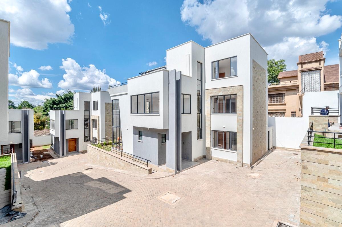 5 Bed Townhouse with En Suite at Lavington - 1