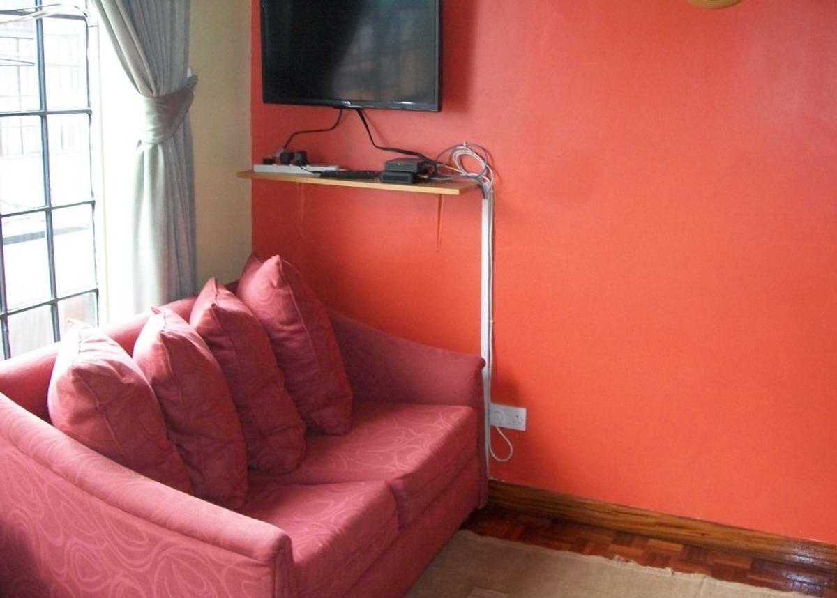 Studio Apartment with En Suite at Woodlands Road - 2