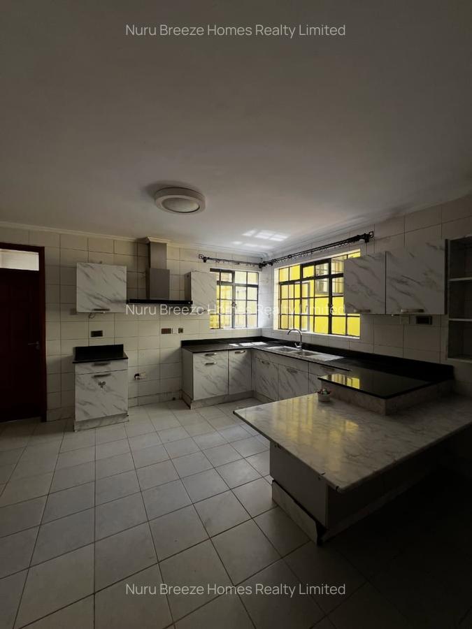 5 Bed Townhouse with En Suite in Lavington - 3
