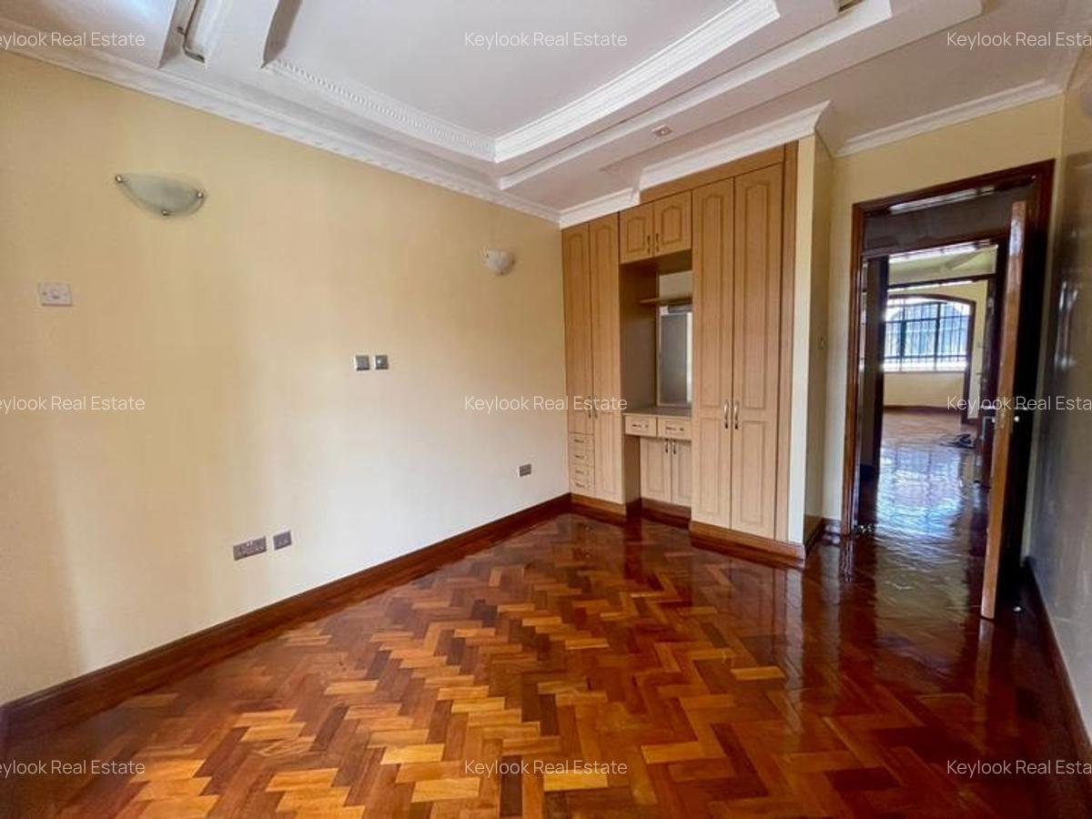 5 Bed House with En Suite at Lavington Green - 16
