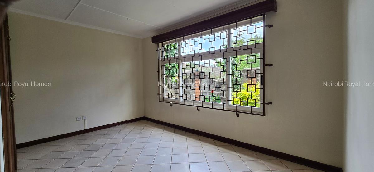5 Bed Townhouse with En Suite at Lavington - 16
