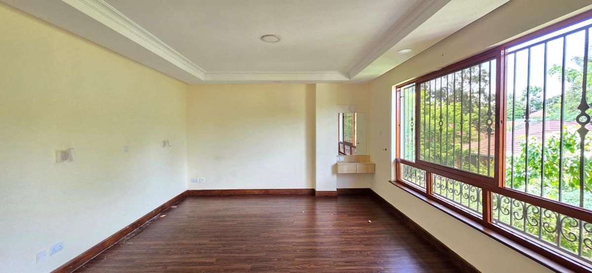5 Bed House with En Suite in Spring Valley - 5