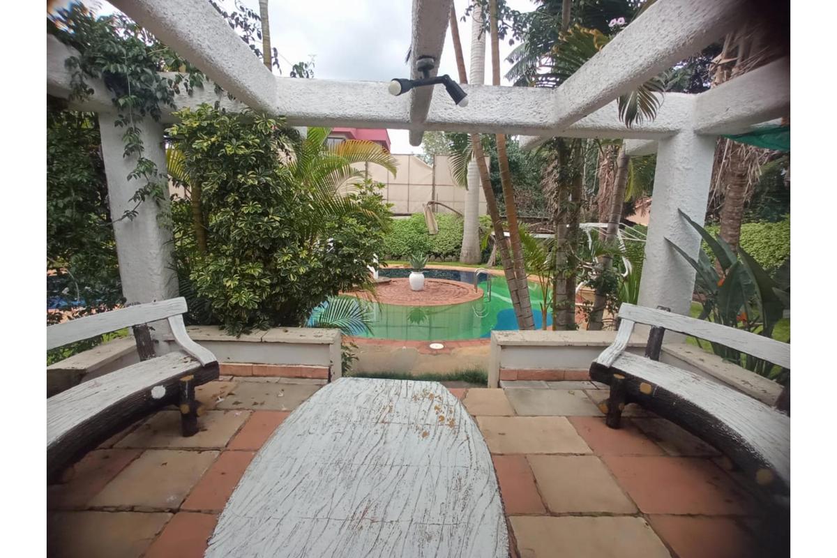 1 Bed House with En Suite in Lavington - 2