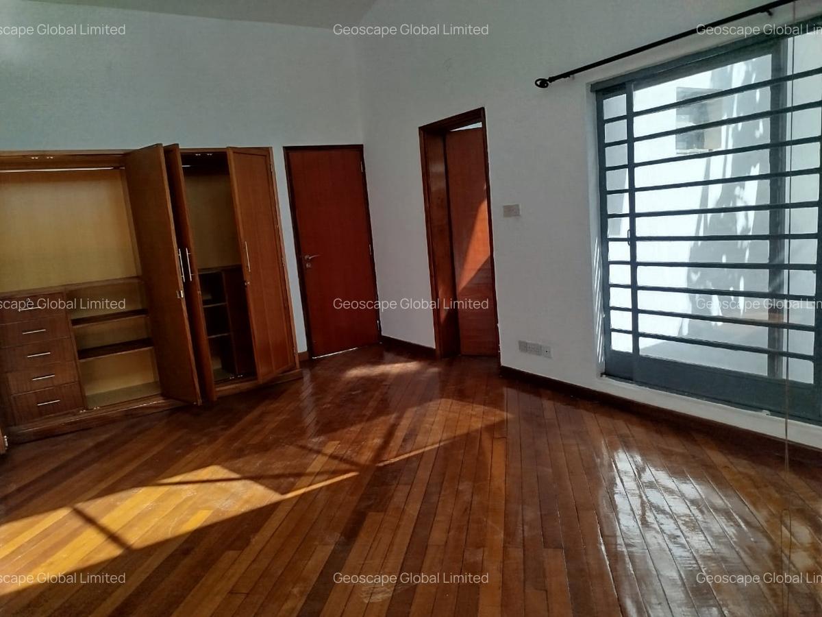 4 Bed House with En Suite in Lavington - 2