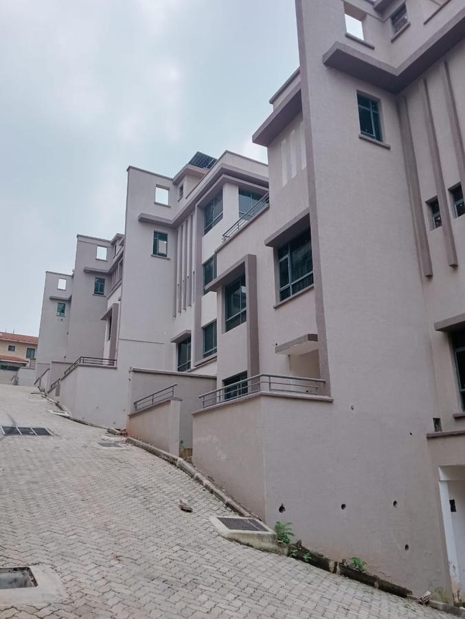 6 bed villa with en suite in lavington