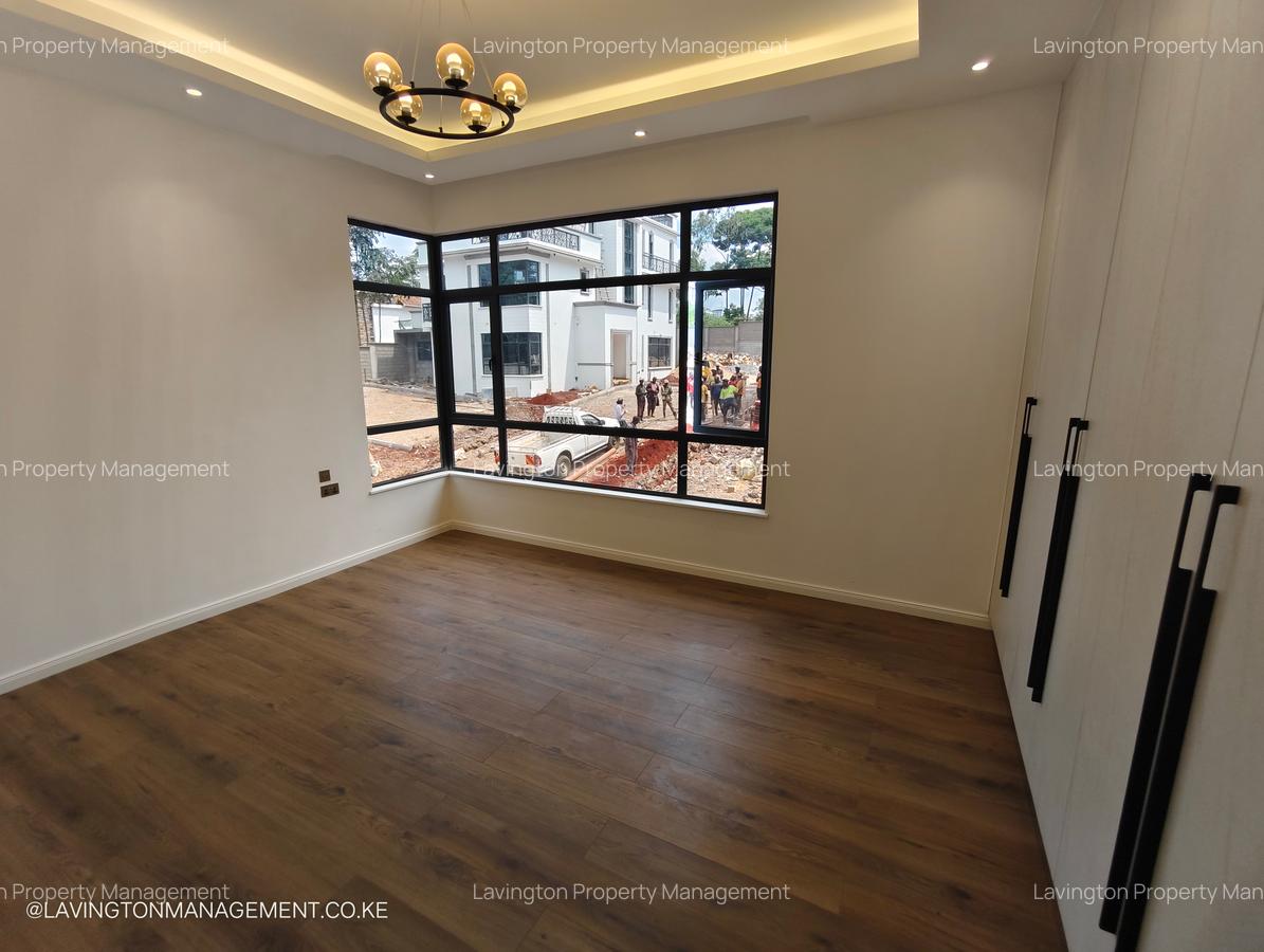 5 Bed House with En Suite at Lavington Green - 14