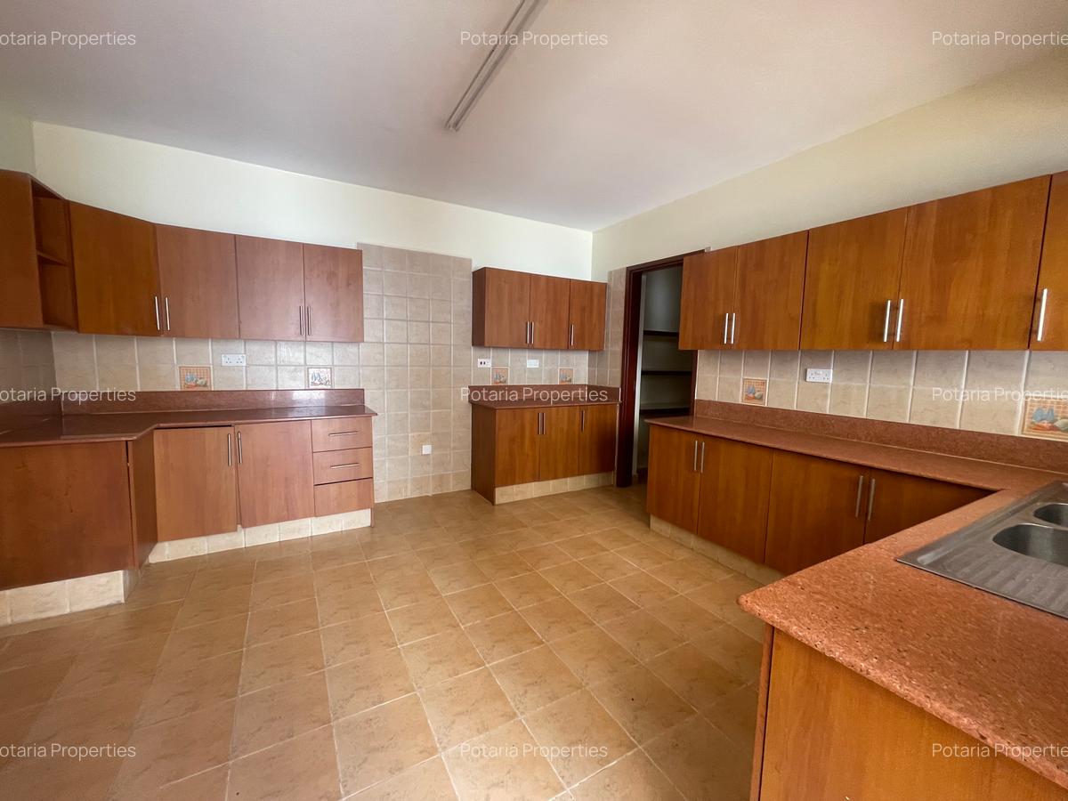 5 Bed Townhouse with En Suite in Lavington - 14
