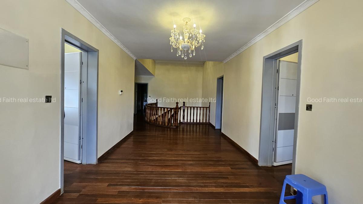 5 Bed House with En Suite in Runda - 12