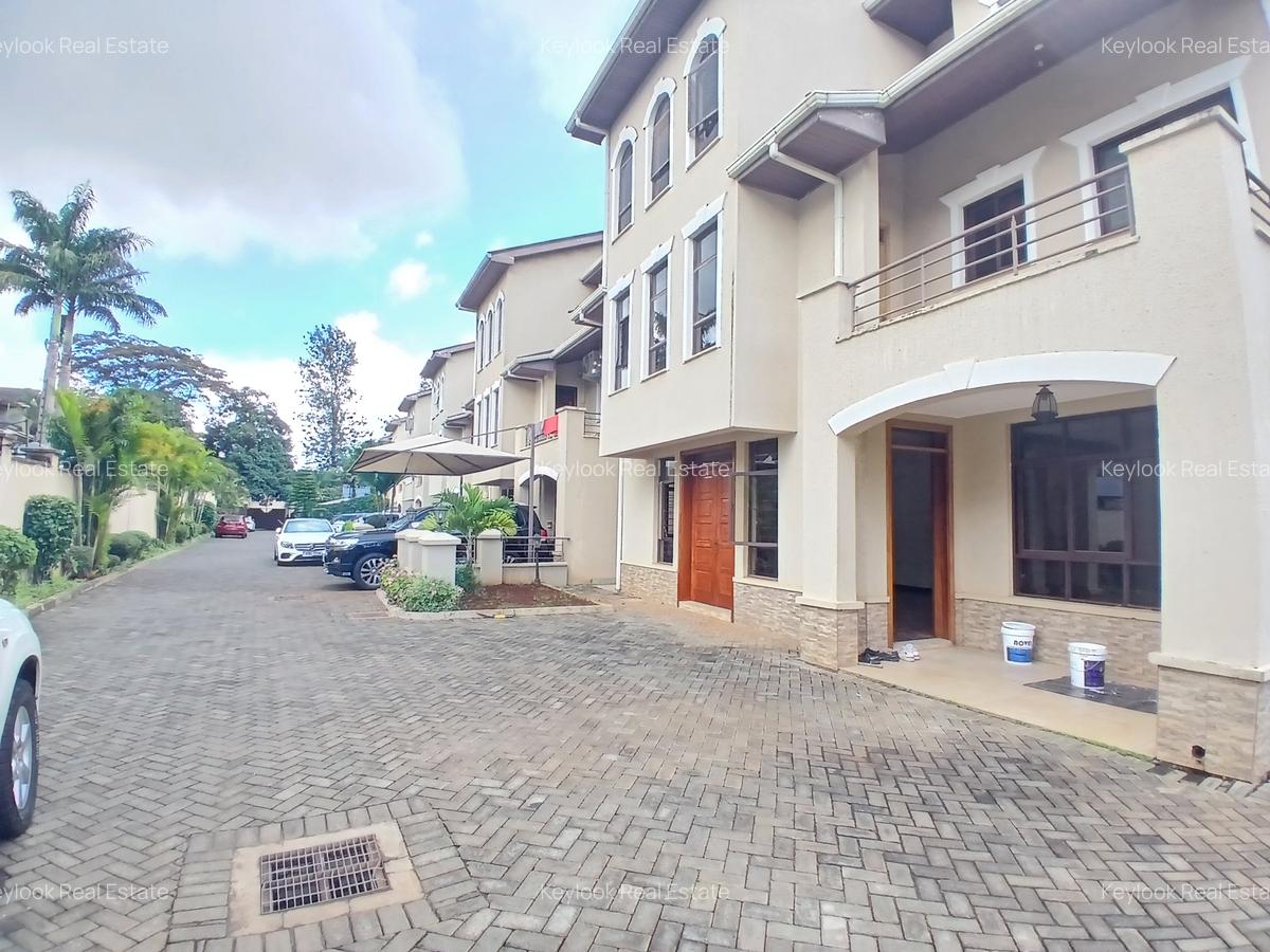 5 Bed Townhouse with En Suite at Lavington - 1