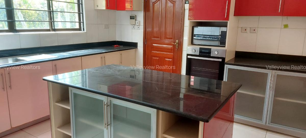 5 Bed Townhouse with En Suite at Lavington - 2