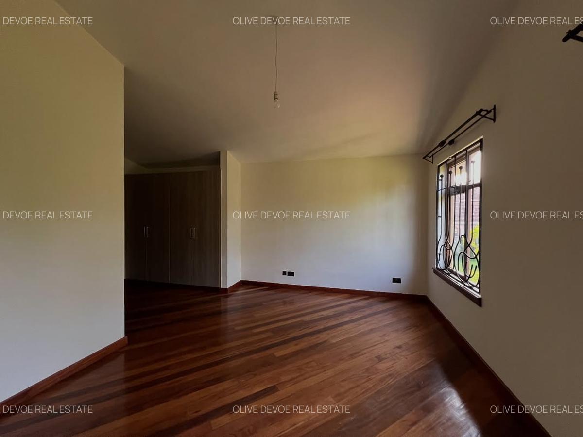 5 Bed House with En Suite in Runda - 12