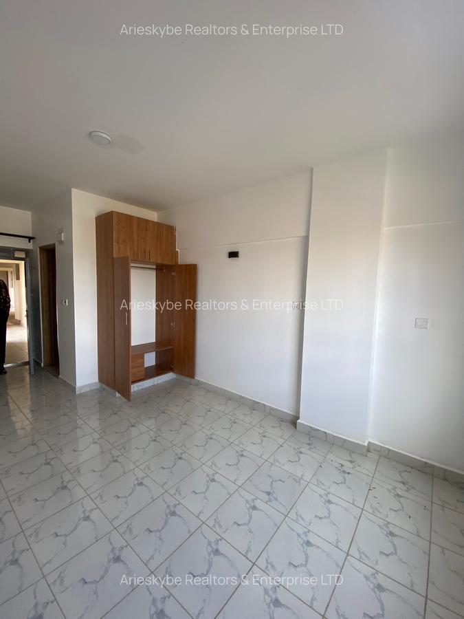 Studio Apartment with En Suite in Membley - 4