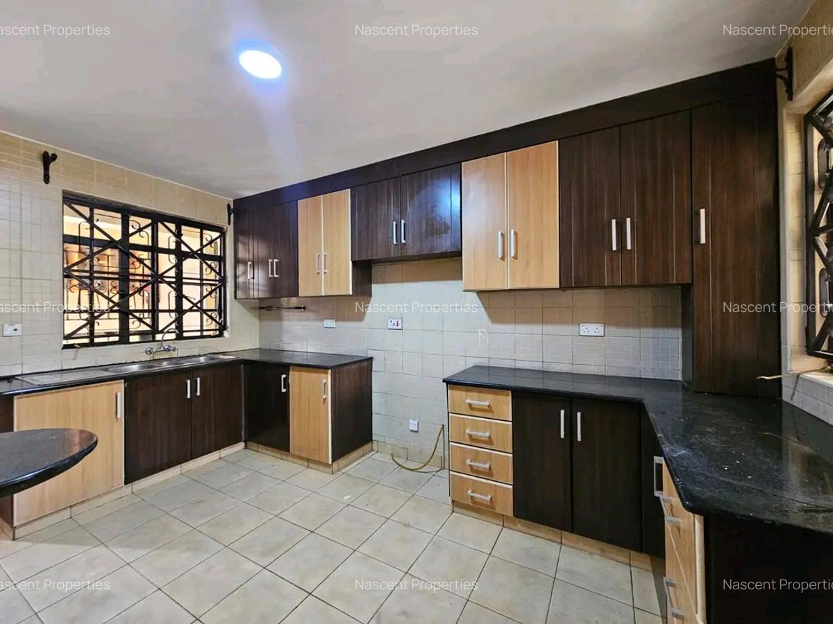 5 Bed House with En Suite in Lavington - 5