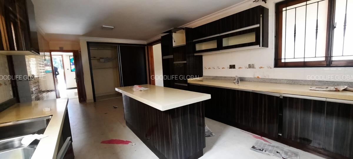 5 Bed Townhouse with En Suite at Lavington - 4