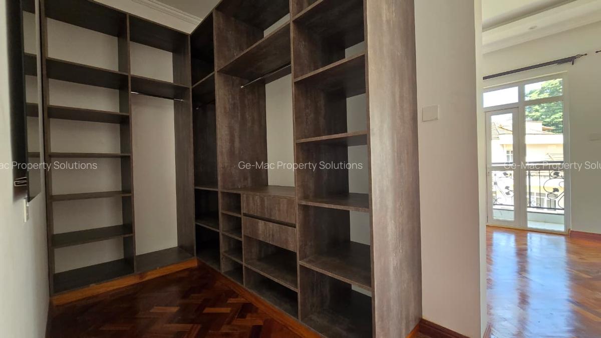 5 Bed House with En Suite in Lavington - 11