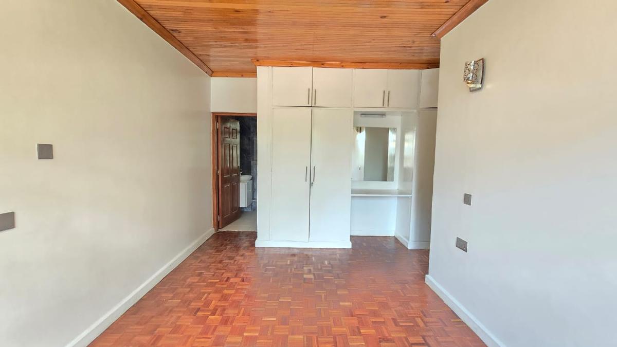 4 Bed House with En Suite in Lavington - 5