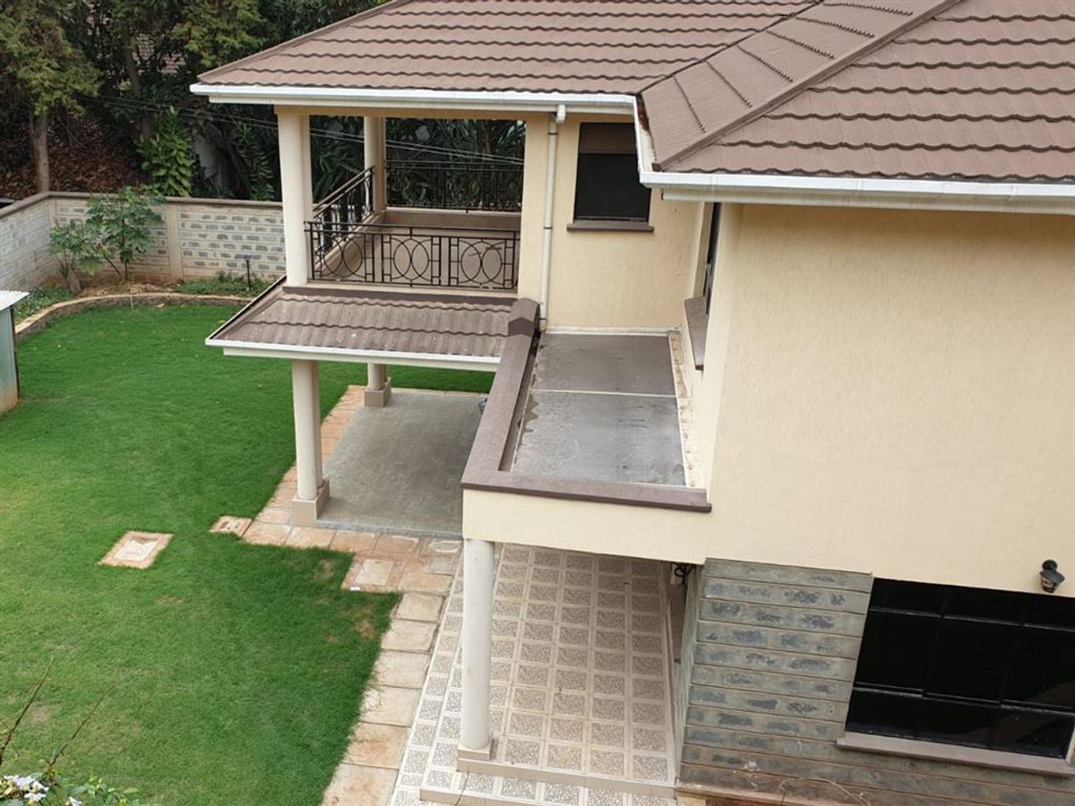 5 Bed House with Garden in Lavington - 2