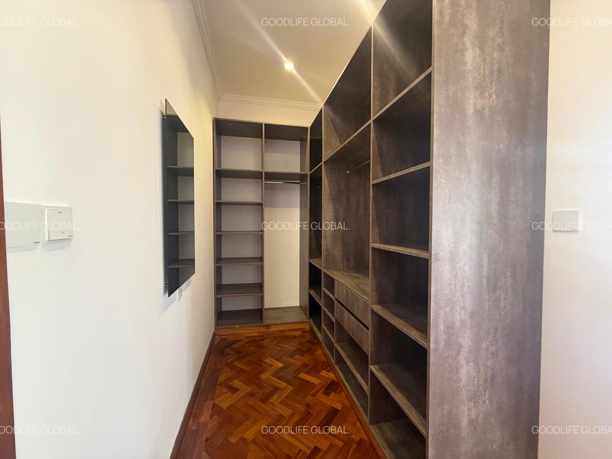 5 Bed Townhouse with En Suite at Lavington - 19