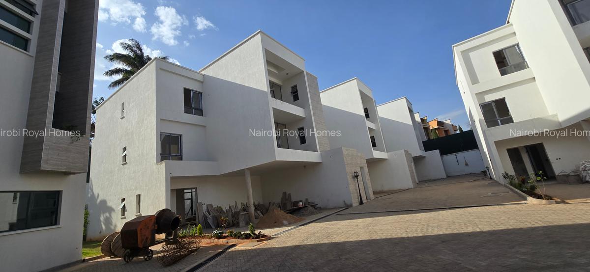 5 Bed Townhouse with En Suite at Lavington Green - 3
