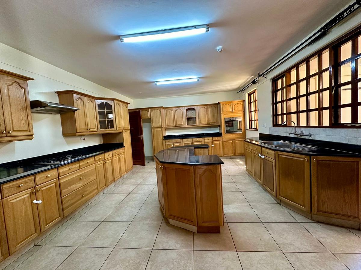 3 Bed Apartment with En Suite at Lavington - 12