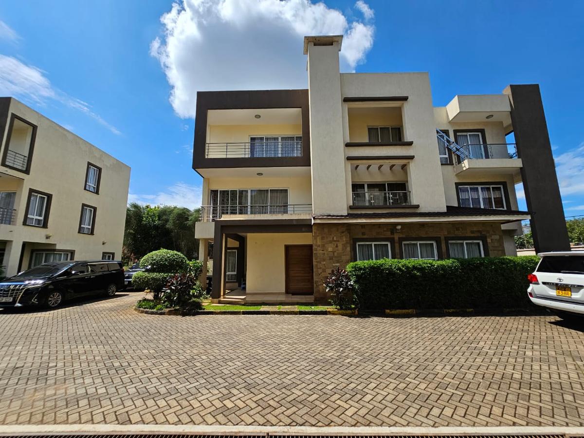 5 Bed House with En Suite in Lavington - 1