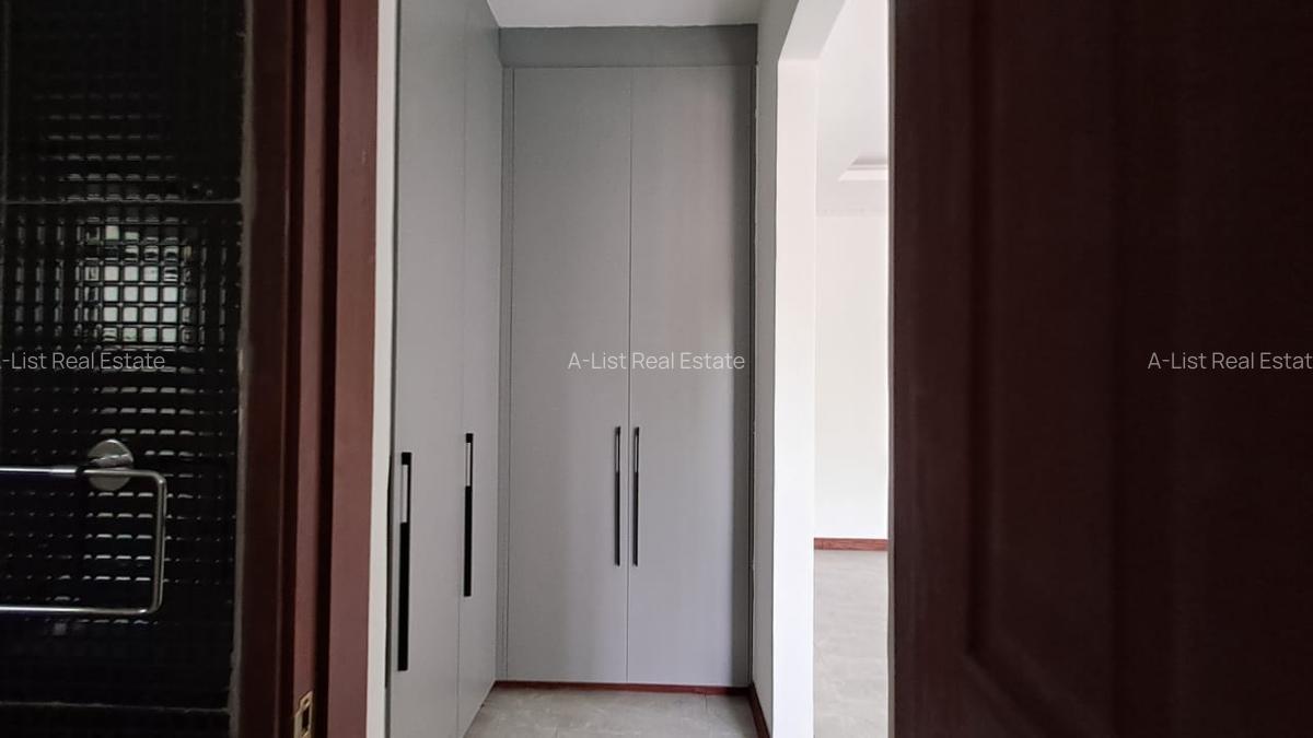 5 Bed Townhouse with En Suite at James Gichuru - 15