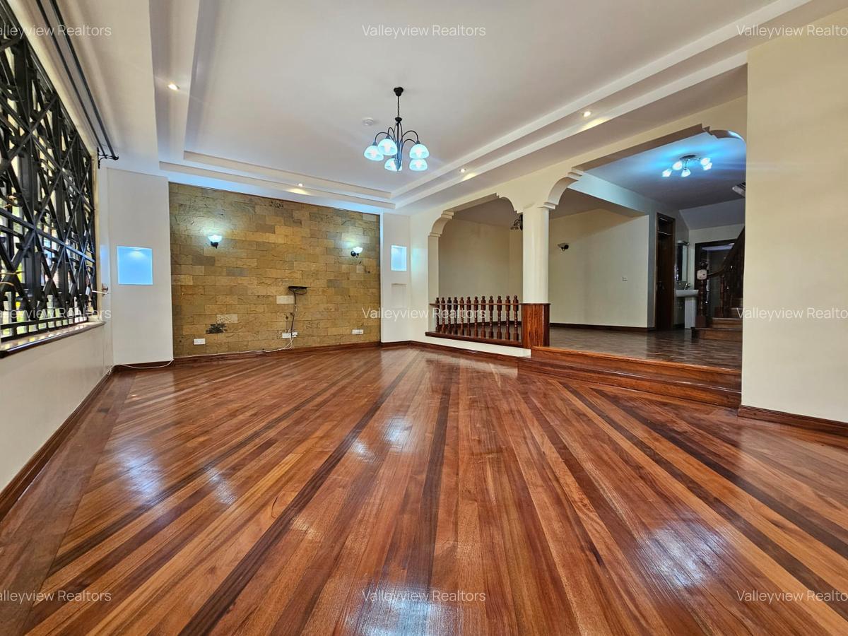 5 Bed Townhouse with En Suite at Lavington - 2