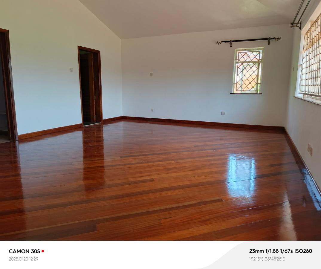 5 Bed House with En Suite in Runda - 14