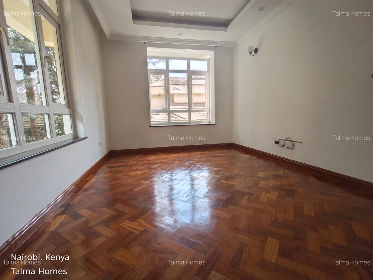 6 Bed Townhouse with En Suite at Lavington - 11