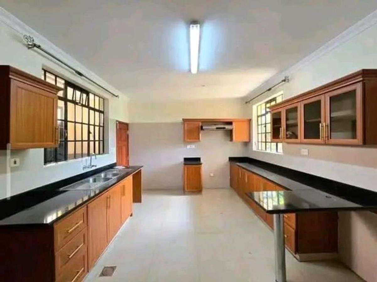 4 Bed Townhouse with En Suite in Lavington - 6