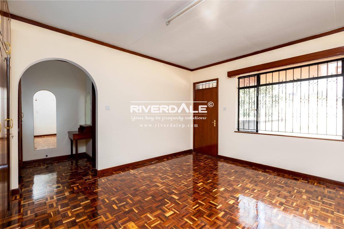 5 Bed Townhouse with En Suite in Brookside - 13