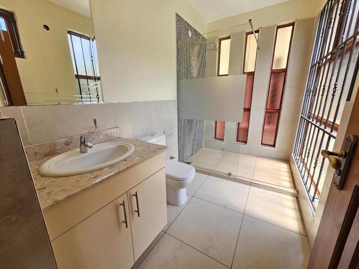 6 Bed House with En Suite in Lavington - 18