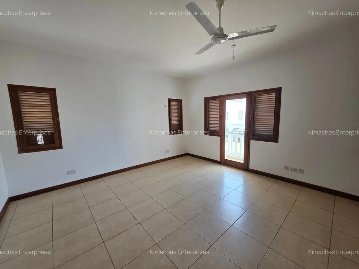 4 Bed Townhouse with En Suite at Greenwood - 14