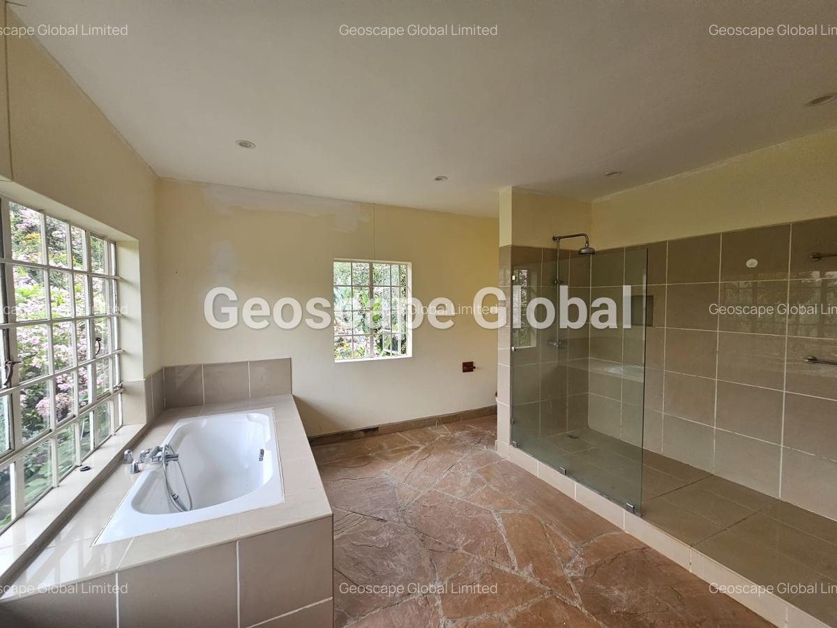 5 Bed House with En Suite in Ridgeways - 12