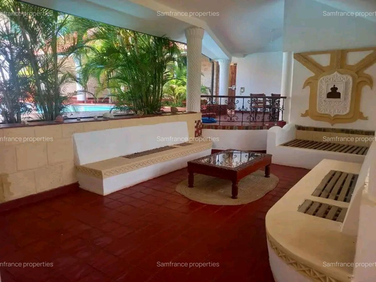 5 Bed Townhouse with En Suite at Bofa - 3