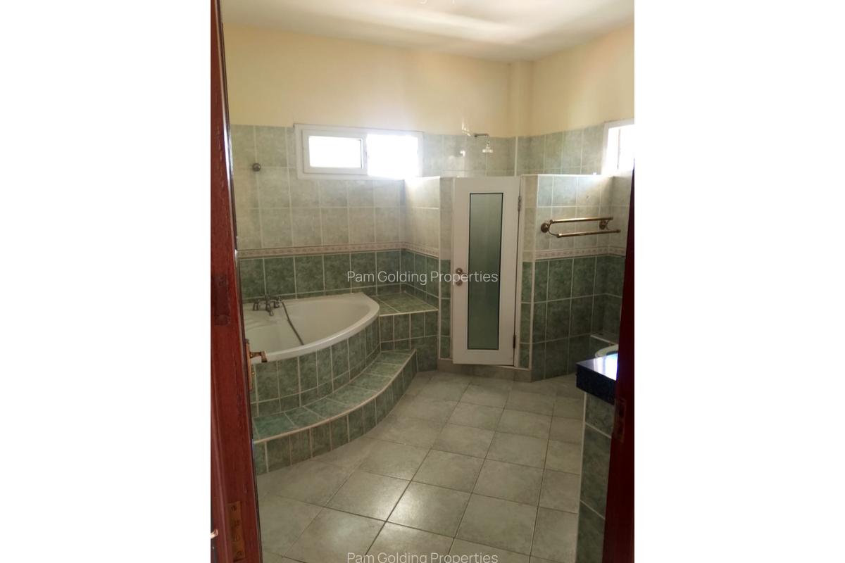 4 Bed Townhouse with En Suite in Nyali Area - 9